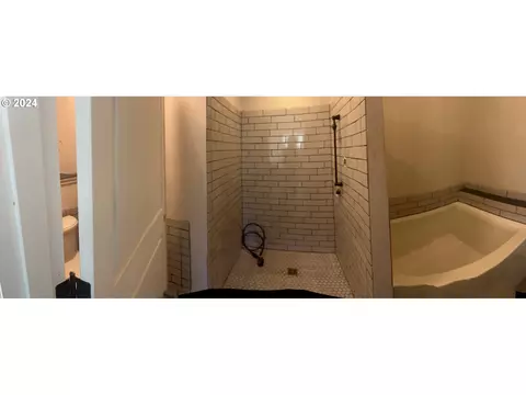 Bath - 85255 Christensen Rd, Eugene, OR 97405 photo 1 of 1