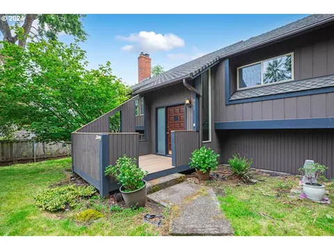 957 Hazelwood Dr, Oregon City, OR 97045
