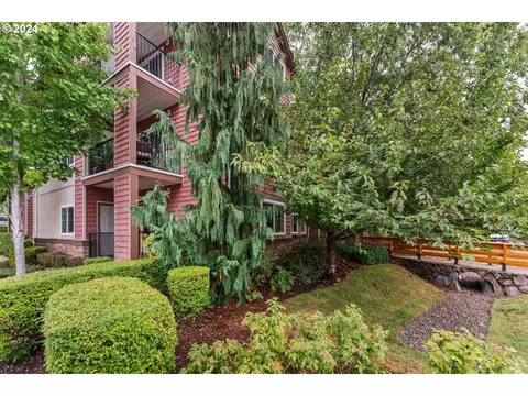 10664 NE Holly St #108, Hillsboro, OR 97006