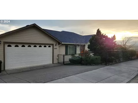 2037 NE Sunset Loop Dr, Roseburg, OR 97470