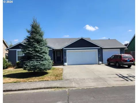 876 N 7th St, Harrisburg, OR 97446