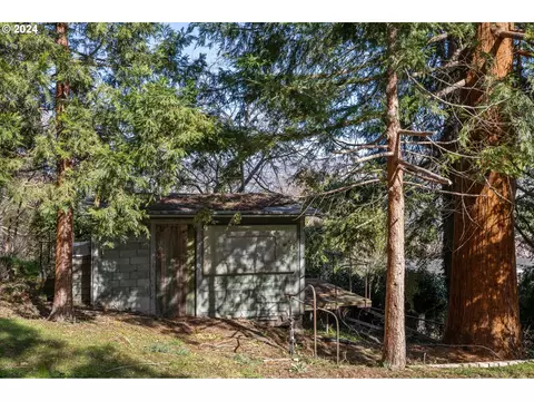 319 West St, Ashland, OR 97520
