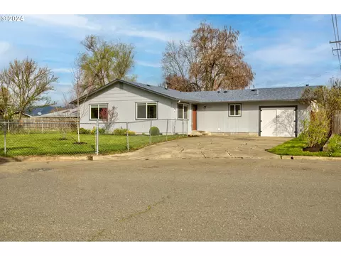 2018 Green Ave, Roseburg, OR 97471