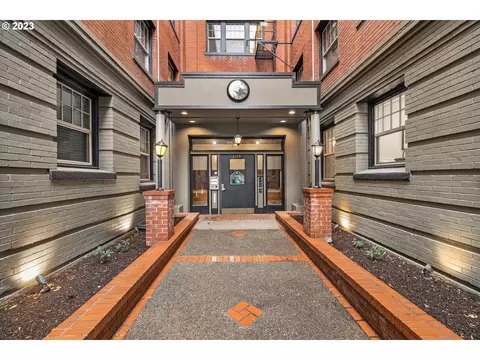 2109 NW Irving St #103, Portland, OR 97210