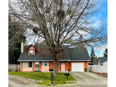 963 NE Laurance St, Myrtle Creek, OR 97457