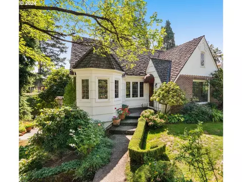 2710 SW Troy St, Portland, OR 97219