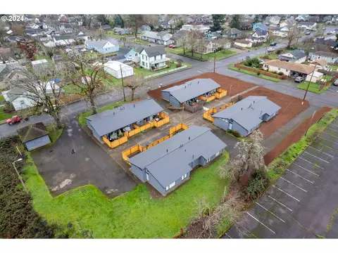 1208 Birch Ave, Cottage Grove, OR 97424