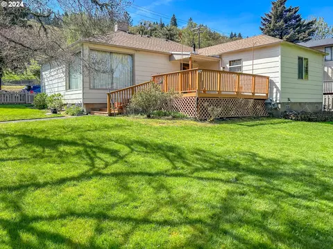 1695 SE Ivy Dr, Roseburg, OR 97470