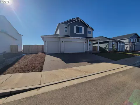 753 Farmington Dr, Junction City, OR 97448