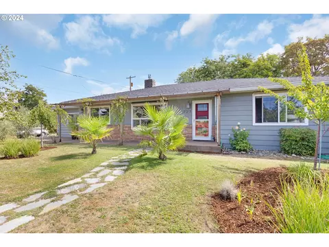 727 W Luellen Dr, Roseburg, OR 97471