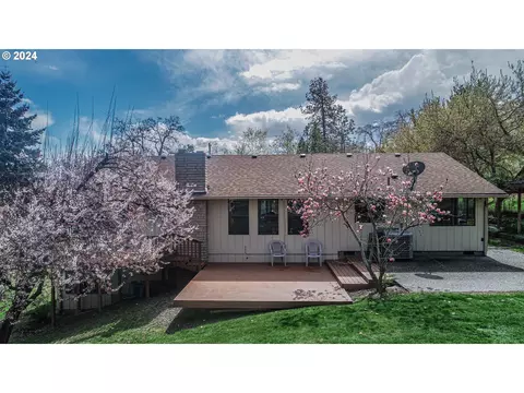 2214 W 10th St, The Dalles, OR 97058