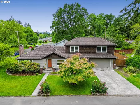 11950 SW Lynnridge Ave, Portland, OR 97225