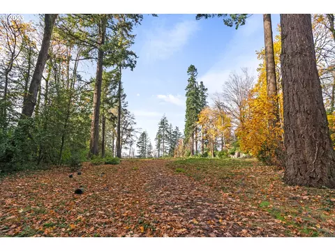 1659 S Greenwood Rd #1, Portland, OR 97219