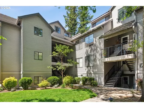 4000 Carman Dr #A8, Lake Oswego, OR 97035