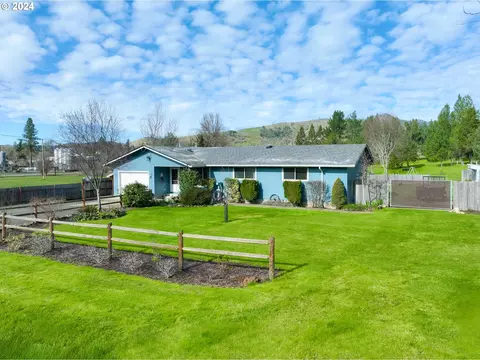 156 Fawn Dr, Roseburg, OR 97470