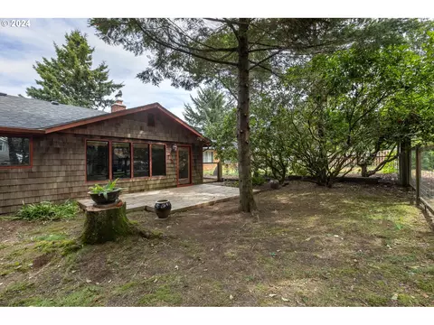 213 NE 56th St, Newport, OR 97365
