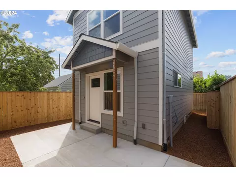 7052 NE Irving St #B, Portland, OR 97213