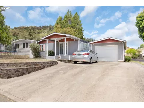 579 NW Plateau Dr, Roseburg, OR 97471