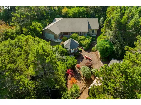 87955 Woodlands Dr, Florence, OR 97439