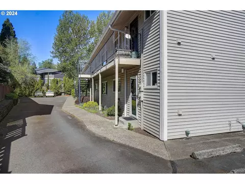 6735 SW Capitol Hill Rd #4, Portland, OR 97219