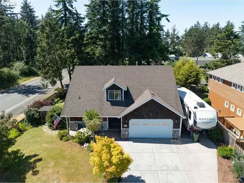 33 NW 17th Pl, Warrenton, OR 97146