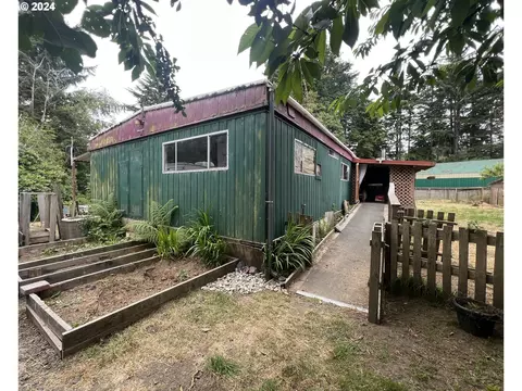 91514 Windjammer Ln, Coos Bay, OR 97420