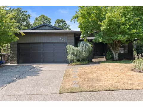 560 Collins Crest St, Gladstone, OR 97027