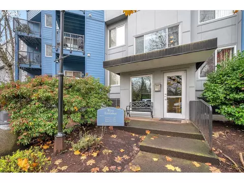 8720 SW Tualatin Rd #323, Tualatin, OR 97062