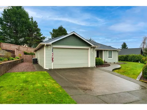 951 Timberline Dr, Brookings, OR 97415