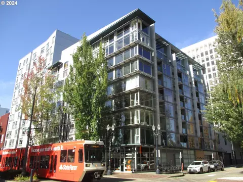 533 NE Holladay St #301, Portland, OR 97232