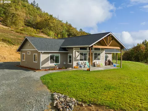 777 Weaver Rd, Myrtle Creek, OR 97457