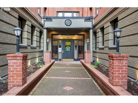 2109 NW Irving St #111, Portland, OR 97210