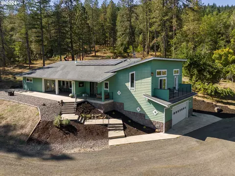 892 Mulberry Ln, Roseburg, OR 97471