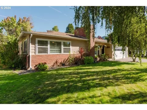 433 W Berdine St, Roseburg, OR 97471