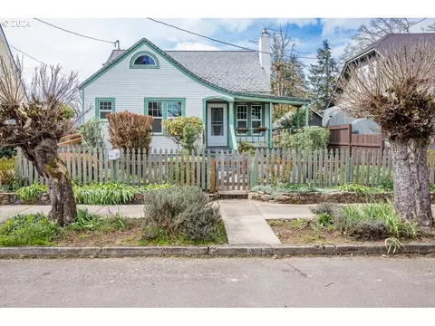 331 N 10th St, Cottage Grove, OR 97424