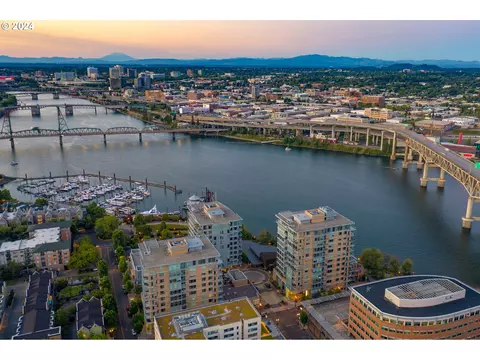 1920 S River Dr #E101, Portland, OR 97201