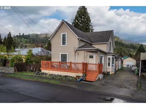 191 NE Johnson St, Myrtle Creek, OR 97457