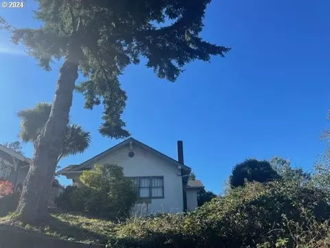 555 S 12th Ct, Coos Bay, OR 97420