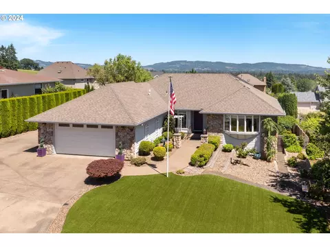 243 NW Laurel St, Dundee, OR 97115