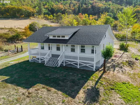 754 Glenbrook Loop Rd, Riddle, OR 97469