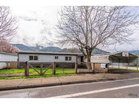 47888 W 2nd St, Oakridge, OR 97463