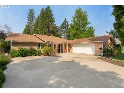 580 Hamlin Dr, Canyonville, OR 97417