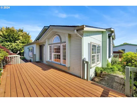 16500 SE 1st St #104, Vancouver, WA 98684