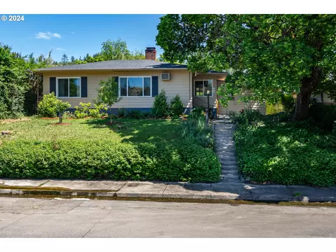 1527 SE Jackson St, Roseburg, OR 97470