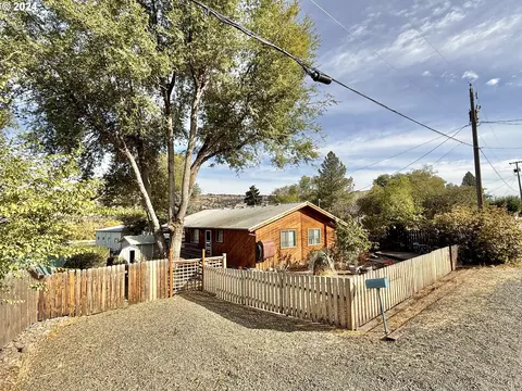 409 SE Hillcrest Rd, John Day, OR 97845