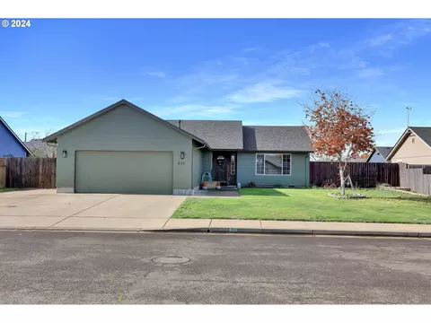 435 Emily Ln, Harrisburg, OR 97446