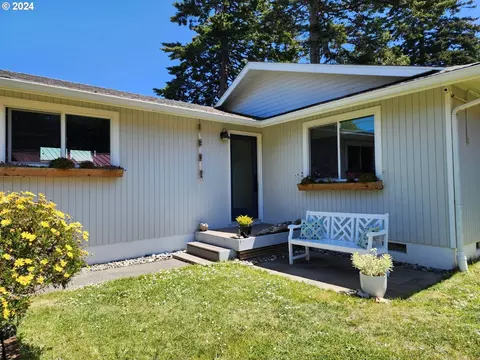 1059 13th St, Port Orford, OR 97465