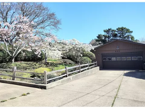 930 NW Lake St, Newport, OR 97365