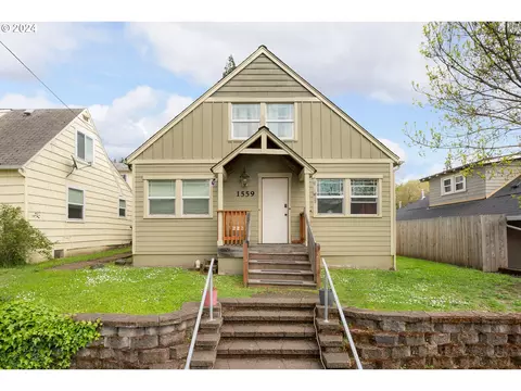 1559 SE Hamilton St, Roseburg, OR 97470