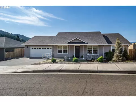 977 Forest Heights St, Sutherlin, OR 97479